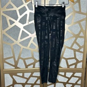 AR-33 Mid Rise Legging In‎ Black Camo